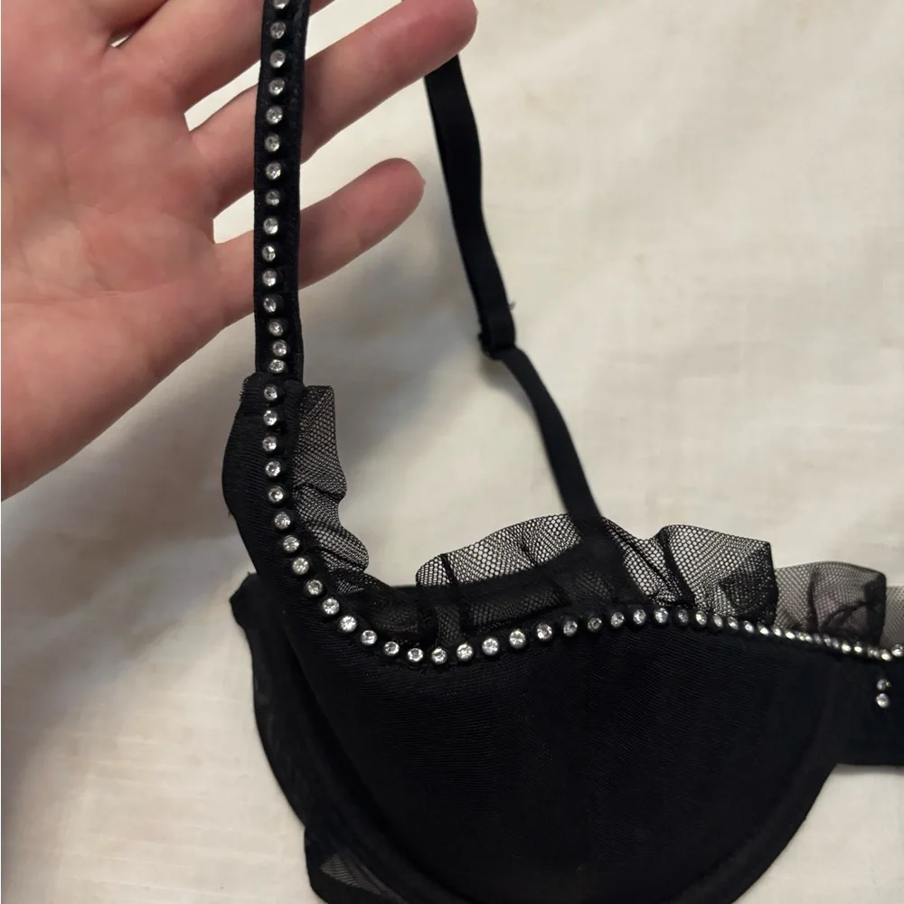 Elegant Black Bra with Ruffle Detail - Picture 2 of 6